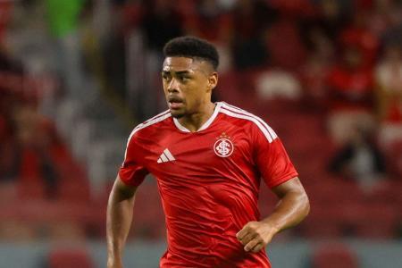 STJD pune zagueiro do Internacional por entrada que lesionou Gabriel Pec