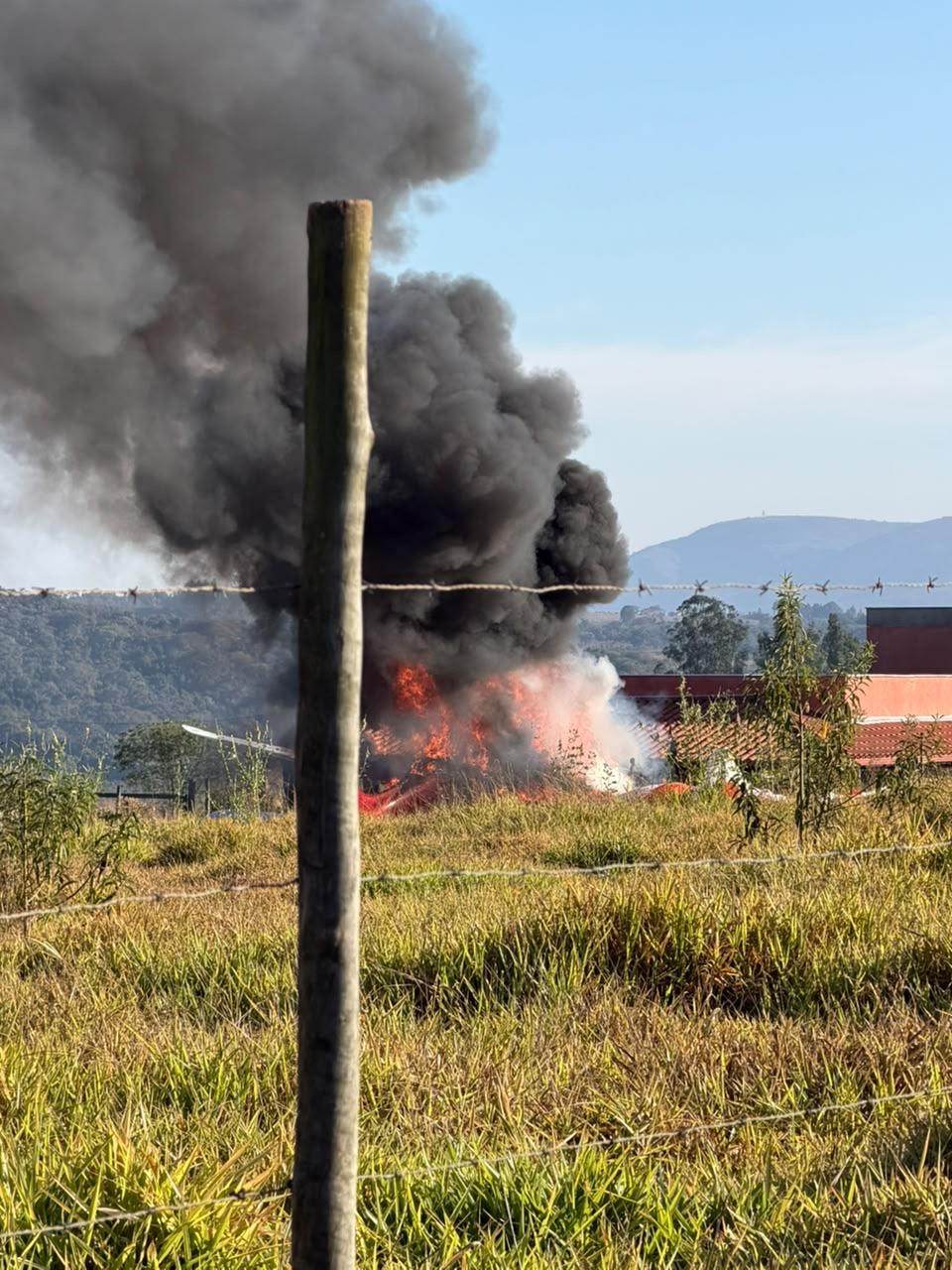 Avião pega fogo e cai em área rural de Mateus Leme; piloto fica ferido