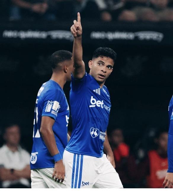 Cruzeiro vence o Corinthians e segue firme na briga pelo G4