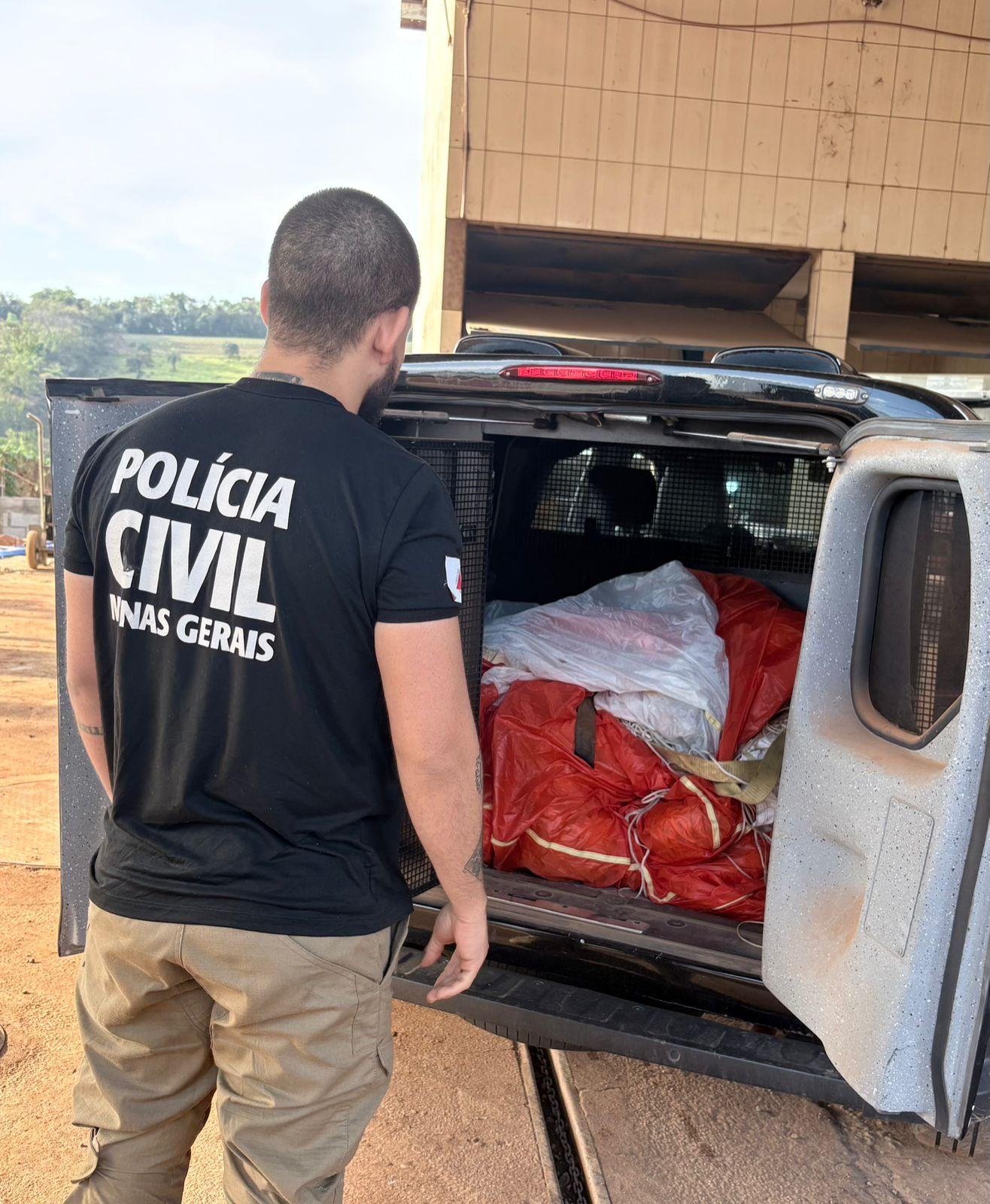 POLÍCIA CIVIL RECUPERA PARAQUEDAS FURTADO DE LOCAL DE ACIDENTE AÉREO EM MATEUS LEME
