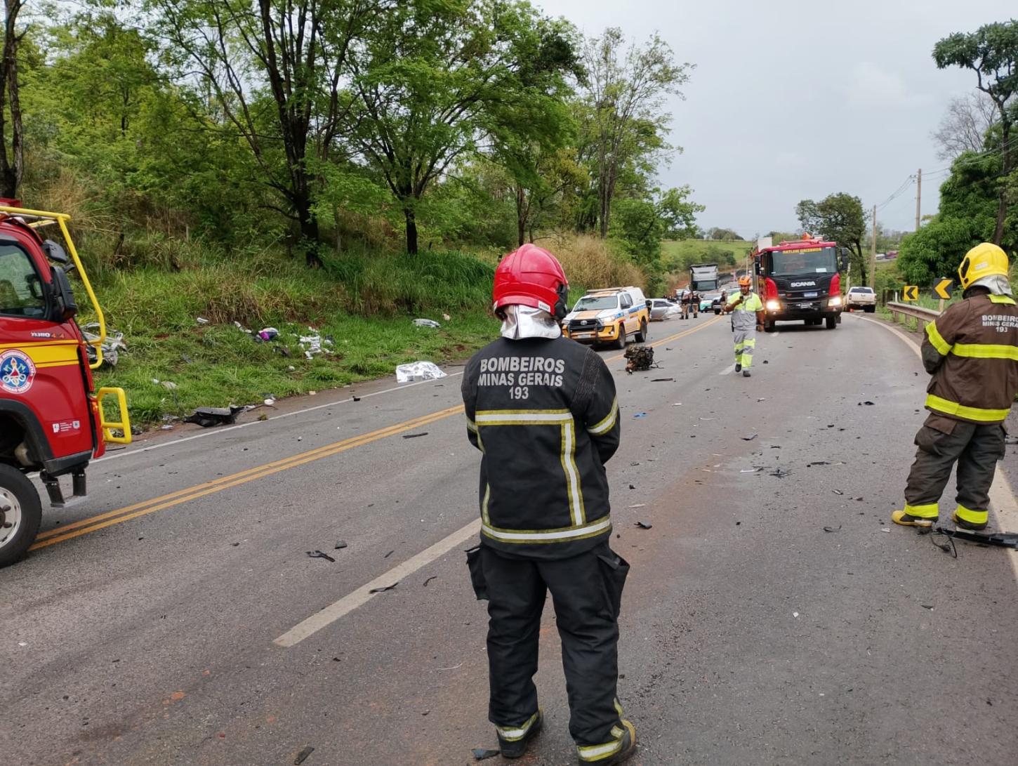 Acidente com quatro veículos deixa duas pessoas mortas e três feridas na MG-050, em Itaúna