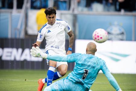 Cruzeiro vence o Grêmio de virada por 4 a 2 e entra no G4 do Brasileirão