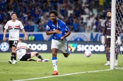 Cruzeiro vence o São Paulo por 2 a 0 e entra no G4 do Brasileirão