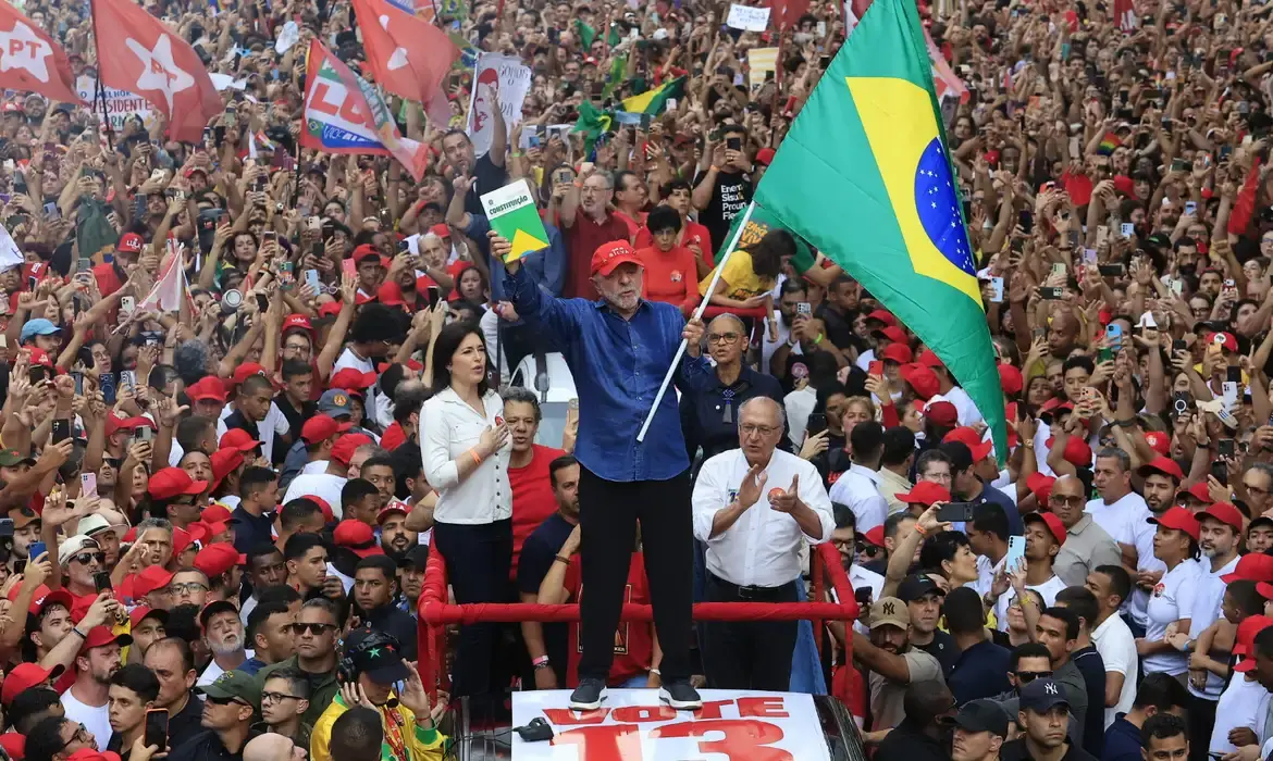 Lula é reeleito presidente do Brasil em virada histórica