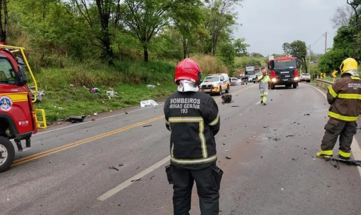 Acidente com quatro veículos deixa duas pessoas mortas e três feridas na MG-050, em Itaúna