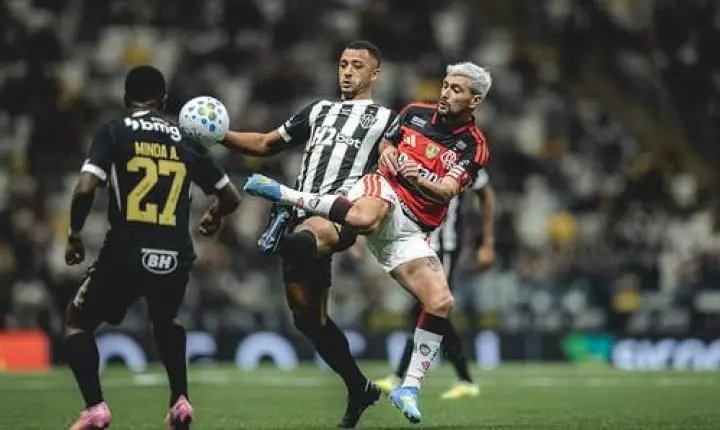 Atlético é goleado pelo Flamengo e segue em queda no Brasileirão