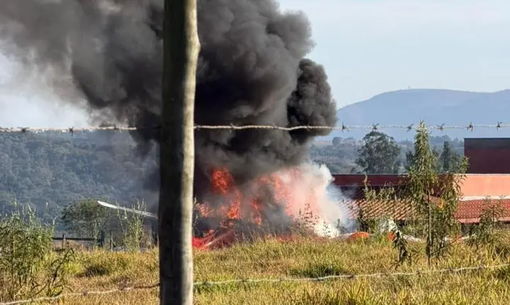 Avião pega fogo e cai em área rural de Mateus Leme; piloto fica ferido