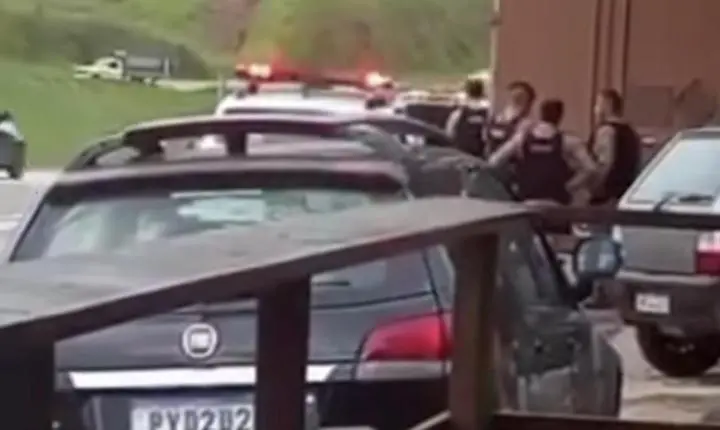 Caminhão com armamentos é alvo de assalto em Mateus Leme; criminosos levam armas e mais de 13 mil munições