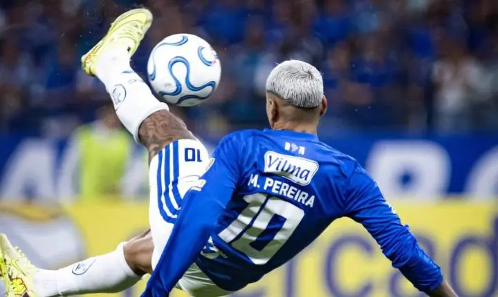 CRUZEIRO GOLEIA, AVANÇA ÀS OITAVAS E MANTÉM MARCA HISTÓRICA NA LIBERTADORES