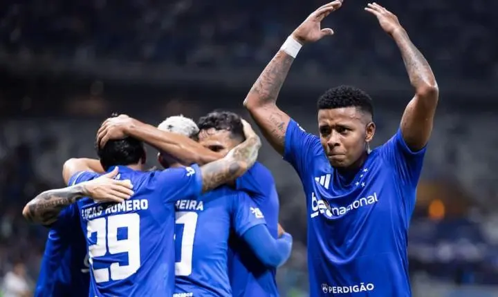Cruzeiro vence o Grêmio, deixa o Z4 e respira na Série A