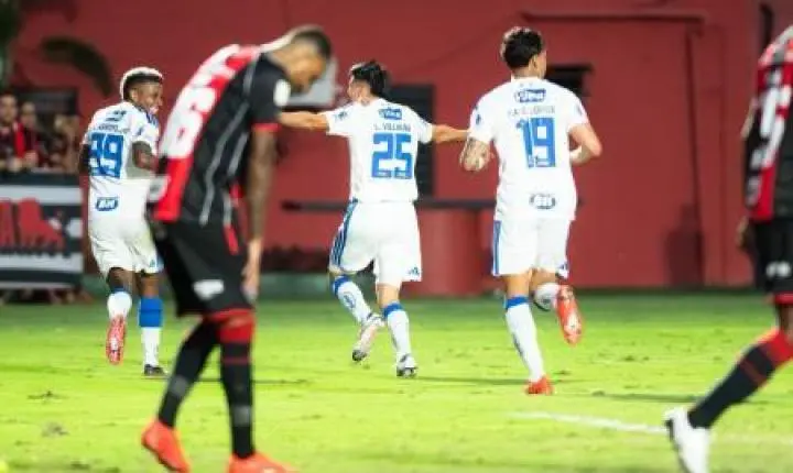 Cruzeiro vence o Vitória de virada e chega aos 45 pontos no Brasileirão