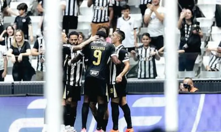 GALO IMPÕE SUA FORÇA E GOLEIA O GRÊMIO POR 3 A 0 NA ARENA MRV 