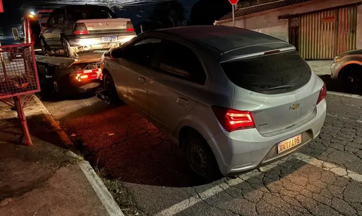 Mulher é presa com veículo clonado e carro furtado é recuperado em Betim